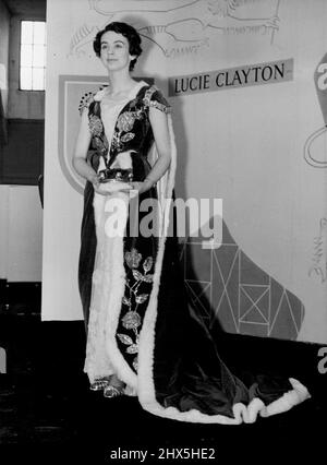 Coronation Robes in Belfast Fashion Parade Una nuova e attuale caratteristica della sfilata di moda Lucie Clayton alla mostra Ulster Ideal Homes presso la King's Hall di Belfast, è stata questa ermine rifinito Coronation abito, del valore di £ 1000, indossato dal manichino Jean Begley. Settembre 11, 1952. (Foto di Fox Photos). Foto Stock