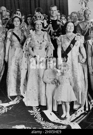 La Regina con la sua Famiglia dopo l'incoronazione la Regina radiante fotografata con la sua famiglia nella Sala del Trono di Buckingham Palace dopo l'incoronazione visto nei loro abiti e vestiti magnifici sono (da sinistra a destra) S.R.H. Principessa Margaret; S.M. Regina Elisabetta II; Madre; E (in piedi di fronte) apparentemente un po 'inondato dallo splendore intorno a loro sono i figli della Regina, T.R.H. Principe Carlo Duca di Cornovaglia e Principessa Anna. Giugno 02, 1953. (Foto di Fox Photos). Foto Stock