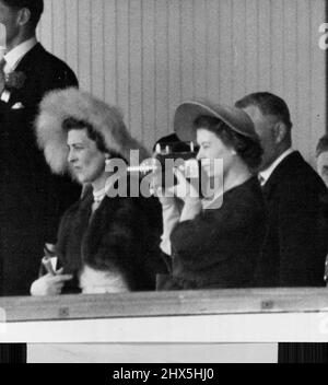Il principe Elisabetta fotografa la processione dell'Ascot -- la principessa Elisabetta, dalla scatola reale, fa una foto cine della processione reale ad Ascot oggi. La pioggia che ieri ha bagnato il tappeto erboso Ascot, ha portato una carica dell'ultimo minuto nella giornata della Coppa d'oro della famiglia reale gioca a-giorno (Giovedi). Invece di guidare attraverso le Porte d'Oro, secondo la consuetudine, il Re e la Regina e altri membri del partito reale cambiarono da auto a pullman a Duke's Drive, per la processione tradizionale. Giugno 15, 1950. Foto Stock