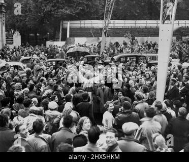 'Derby Day' nel Mall WAN -- era come il giorno di Derby nel Mall oggi, con la folla che stabilisce le prime posizioni per la processione di incoronazione. Venne la pioggia e eressero tende di telone. Il principe Monolulu, il famoso titolo da corsa apparve nella folla in piena regalia, come visto qui, per completare la scena festiva. Giugno 01, 1953. (Foto di Fox Photos). Foto Stock