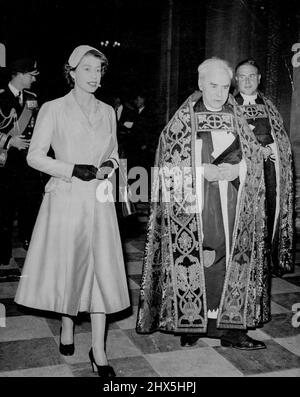 Regina e Duca al servizio di San Paolo. La Regina accompagnata dal Decano di San Paolo, lo stesso Rev. W.R. Matthews, mentre lasciò la Cattedrale di St. Paul, Londra, fino a notte (Lunedi) dopo aver partecipato con il Duca di Edimburgo visto dietro in uniforme come Ammiraglio della flotta un servizio in celebrazione del Giubileo del Servizio Nazionale annuale per i marittimi. Ottobre 24, 1955. (Foto di Reuterphoto). Foto Stock