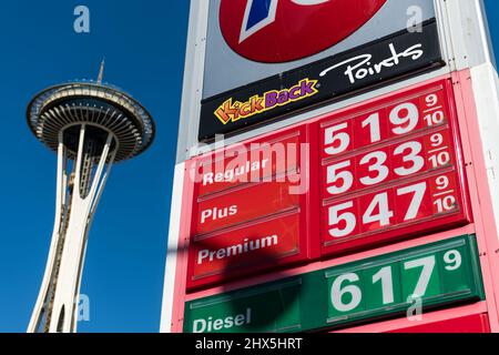 Seattle, Stati Uniti. 9th Mar 2022. Dolore alla pompa nell'ombra dello Space Needle su Denny Way. Benzina senza piombo che infrange il segno di gallone di cinque dollari. I prezzi del gas stanno ancora crescendo in tutti gli Stati Uniti dopo l’invasione della Russia sull’Ucraina avvenuta il 24th febbraio. Gli americani in difficoltà si stanno occupando di un’inflazione vertiginosa e di rendite in aumento con la diminuzione delle restrizioni di Covid-19 e l’apertura del mondo. James Anderson/Alamy Live News Foto Stock