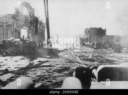 Desolazione a Stalingrad -- eccetto due tedeschi ***** Accanto ad un carro armato distrutto a sinistra, questa sezione di scena di Stalingrad di desolazione quando un fotografi tedeschi ha fatto questa foto ottobre. Da allora, i russi hanno ***** Ensive. Foto raggiunta New York neutro ***** . Dicembre 9, 1942. (Foto di AP Wirephoto). Foto Stock