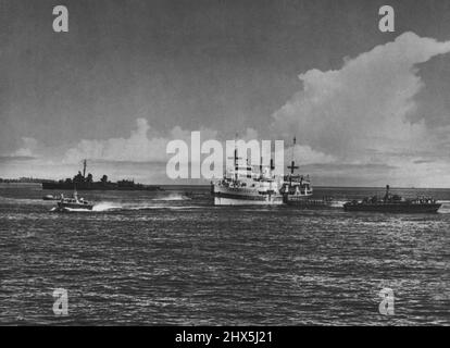 Falso: Il Tachihama Maru, nave ospedale falso, visto dopo la cattura all'ancora in un porto alleato con il cacciatorpediniere Conner e una nave PT in guardia. Agosto 17, 1945. Foto Stock
