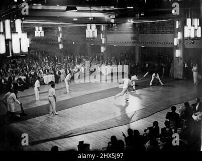 Sala da ballo, cricket. Bill Edrich passa una palla a gamba in una partita di cricket giocata nella sala da ballo di Grosvenor House durante la Lord's Taverners' Ball. I Lord's Taverners sono un'associazione di spettatori di cricket di cui il Duca di Edimburgo è presidente. La principessa Elisabetta e il duca presero la palla. Maggio 12, 1951. (Foto della Press Ltd. Associata). Foto Stock