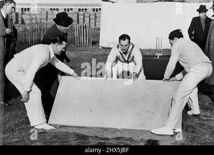 Un nuovo passo di cricket concreto -- da sinistra a destra: Len Muncer, di Glamorgan; Bill Edrich, Inghilterra e Mieddlesex; e Eddie Ward, Della scuola di Chiswick dimostrazione la facile posa delle sezioni in cemento del campo di cricket pre-colato. Marzo 04, 1949. (Foto di Sport e General Press Agency Limited). Foto Stock