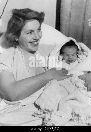 Ipnosi nascita per il nipote di Shinwell la signora Peggy Shinwell, moglie di Ernest Shinwell, figlio del ministro della Difesa, ha dato alla luce un ragazzo sotto ipnotismo medico alla West Dulwich Clinic all'inizio di oggi. Il ragazzo pesò otto libbre. Meno di dieci ore dopo la nascita del bambino, ho trovato la signora Shinwell di 30 anni seduta ***** a letto e ospite ricevente. "Mi sento meraviglioso e sono tornato dal reparto di lavoro alla mia camera non appena mio figlio è nato", mi ha detto. "Ero consapevole di ciò che stava succedendo, ma non ho sentito alcun dolore. Posso ricordare tutto perfettamente. "Come ho avuto il mio pre-natale Foto Stock