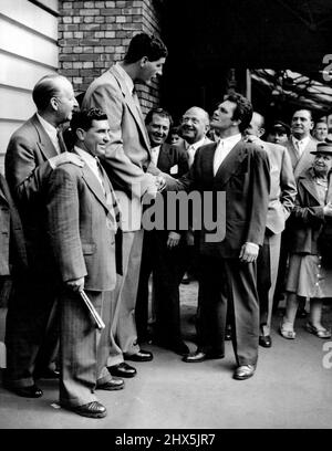 Pesi massimi sudafricani - più pesi massimi sudafricani, Ewart Potgieter, 7 piedi 2 pollici, nani ex campione del mondo Freddie Mills, egli stesso senza strippaggio, e Joan Walker, al suo arrivo a Victoria Station, Londra, da Parigi oggi (Martedì). Ewart, che pesa 22 7 libbre di pietra, è a Londra per preparare la sua prima lotta in Inghilterra una città bianca il 13 settembre. Ewart 8½ pollici più alto di primo Carnera, è stato scoperto poi lavorando su una fattoria a cento miglia da Johannesburg. Ha una portata di 92 pollici, 26 pollici più lungo del campione del mondo di pesi massimi Rocky Caroline. Agosto 02, 1955. Foto Stock