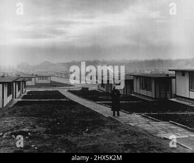Nella maggior parte delle città e dei villaggi sono stati installati bungalow prefabbricati per soddisfare i casi più urgenti. Sunderland ha completato questo programma quando le chiavi sono state consegnate per il bungalow 958th. Settembre 11, 1951. Foto Stock
