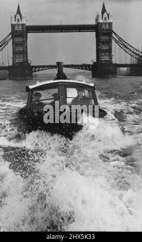 La forza di polizia del fiume Tamigi pattugliano barca che accelera sul Tamigi, con Tower Bridge sullo sfondo. La parte più antica della Metropolitan Police Force di Londra, la Thames River Police, fu formata nel 1798. Nel 1839, alcuni anni dopo che Sir Robert Peel aveva formato la sua forza di polizia, i due si unì per diventare la polizia metropolitana come la conosciamo oggi. La stazione di polizia del fiume a Wapping è costruita sul sito della prima corte di Londra - la vecchia 'Corte di polizia del Tamigi'. Anche se mantengono un punto di vista acuto per i illeciti, la polizia di fiume è più spesso impiegata nel rendering in primo luogo Foto Stock