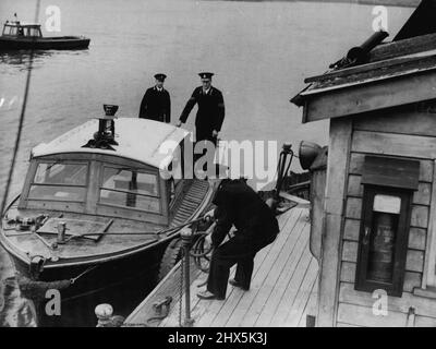 La forza di polizia del Tamigi una delle barche di pattuglia della polizia del fiume che scacciano fuori dai suoi ormeggi per un giro di dovere sul Tamigi. La parte più antica della Metropolitan Police Force di Londra, la Thames River Police, fu formata nel 1798. Nel 1839, dieci anni dopo che Sir Robert Peel aveva formato la sua forza di polizia, i due si unì per diventare la polizia metropolitana come la conosciamo oggi. La stazione di polizia sul fiume a Wapping è costruita sul sito della più antica corte di Londra, la "Corte di polizia del Tamigi". Anche se tengono un punto di osservazione acuto per i illeciti, la polizia di fiume è più spesso impiegata dentro Foto Stock