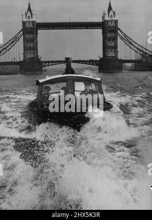 La forza di polizia del Tamigi Una nave di pattugliamento della polizia del fiume che accelera sul Tamigi, con Tower Bridge sullo sfondo. La parte più antica della Metropolitan Police Force di Londra, la Thames River Police, fu formata nel 1798. Nel 1839, dieci anni dopo che Sir Robert Peel aveva formato la sua forza di polizia, i due si unì per diventare la polizia metropolitana come la conosciamo oggi. La stazione di polizia sul fiume a Wapping è costruita sul sito della più antica corte di Londra, la "Corte di polizia del Tamigi". Anche se mantengono un punto di vista acuto per i illeciti, la polizia di fiume è più spesso impiegata nel rendere il primo aiuto Foto Stock