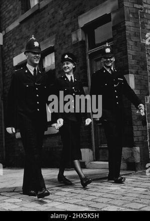 Famiglia di lampade blu quando P.C. 50, William Milner, si prepara ad andare in servizio, deve stare attento a mettere la giacca giusta. Altrimenti potrebbe affrontare il suo sergente come P.C. 123 - o, peggio ancora, come Policewoman 4. Per tre giacche di polizia appendere in P.C. La sala di Milner in Ash-Street, Blackpool - di suo figlio e sua figlia così come il suo proprio. Spesso il trio va in servizio insieme - come nella foto. Il figlio Alan, 25 anni, si unì alla forza quando lasciò la RAF. Sua sorella Eunice, 23 anni, era segretario dell'ufficio di un agente immobiliare. Ma il continuo colloquio da suo padre e fratello circa la forza ha deciso a lei Foto Stock