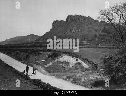 The Edge of Peakland -- Una nuova immagine di Hen Cloud e lo Stafordshire Roches, uno spettacolare bordo roccioso che sorge abruplty da fattoria pascoli che domina la valle Churnet vicino Leek. Il risultato di alcuni sconvolgimenti geologici preistorici, queste rocce sono in una zona molto favorita da escursionisti e contadini. Dominando una bella vista di Staffordshire e Cheshire con il variegato paese intorno, formano il bordo più meridionale del Peak District. Le pendici di Hen Cloud sono conservate come zoo privato da Sir Gerald Brocklehurst, e il sightseer non deve essere distribuito all'improvviso Foto Stock