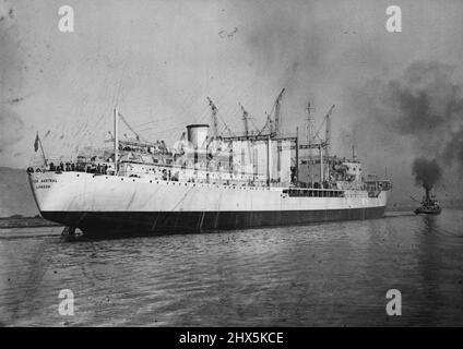 New Tanker per Royal Australian Navy -- la petroliera a rifornimento rapido da 17.700 tonnellate 'Tide Austral' visto lasciando la Messrs. Harland & Wolff's Belfast Shipyard per le prove in mare recentemente, lunga 583 piedi con una trave di 71 piedi, il 'Tode Austral' è stato costruito per la Royal Australian Navy. È stata lanciata lo scorso settembre, la cerimonia di denominazione è stata eseguita dalla sig.ra Foley, moglie di Capt. J.B. E.SSSSSSSSSSSSSSSSSSHA, C. Il Royal Australian Naval Liaison Officer di Londra. Aprile 25, 1955. (Foto di Fox Photos). Foto Stock