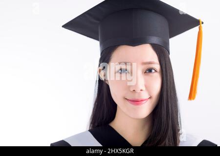Primo piano giovani studenti asiatici donna indossando cappello e abito di laurea Foto Stock