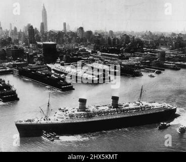 Un paio di Queens -- la regina Elisabetta della linea di Cunard, la nave passeggeri più grande del mondo, si dirige verso il fiume Nord qui oggi passando il più grande e più nuovo passeggero di linea dell'America, gli Stati Uniti (al molo, al centro). La regina Elisabetta, arrivando dall'Europa, salirà domani nel viaggio di ritorno. Gli Stati Uniti velano il suo primo viaggio Giovedi. Alto edificio sullo sfondo sinistro è l'Empire state Building, il più alto del mondo. Giugno 30, 1952. (Foto di AP Wirephoto). Foto Stock