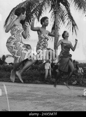 Sullo sfondo di palme ondeggianti queste ragazze native eseguono una delle danze che garet ha visto nel ***** Quale Principessa operai della casa di governo, Trinidad, recentemente. Febbraio 11, 1955. (Foto di Daily Mirror). Foto Stock