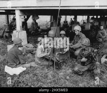 ***** Gruppo radio di fanteria in funzione al comando temporaneo ***** Mindoro, P.I. Dicembre 31, 1944. (Foto di USA Signal Corps). Foto Stock