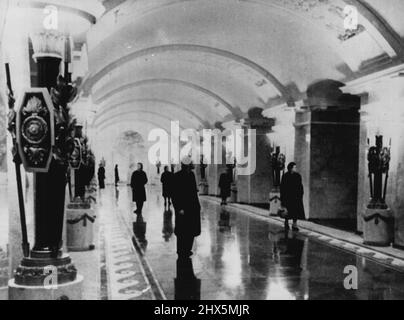 Nuova metropolitana di Leningrad: Un nuovo servizio di metropolitana è stato aperto a Leningrad. I treni che utilizzano il sistema sono ben illuminati e spaziosi. Le stazioni sono sulla scala di quelle sulla metropolitana di Mosca, enorme e decorato sontuosamente. Spettacoli fotografici: La sontuosa stazione della metropolitana in marmo sul sistema metropolitano di New Leningrad. Novembre 24, 1955. (Foto di Paul Popper Photo, Paul Popper Ltd) Foto Stock