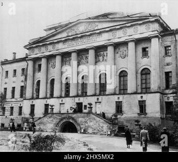 Il vecchio edificio universitario di Mosca - questo è l'edificio principale della 'vecchia' università statale di Mosca in Piazza della Rivoluzione di fronte al Cremlino. La vista è stata presa da Zander Hollander, ex editore studentesco dell'Università del Michigan, durante il recente viaggio in Russia. L'edificio ora ospita ciò che i sovietici chiamano studi umanistici. Nuove strutture universitarie che ospitano studi scientifici e ingegneristici sono state costruite sulle colline di Lenin, alla periferia di Mosca. Ottobre 13, 1953. (Foto di AP Wirephoto). Foto Stock