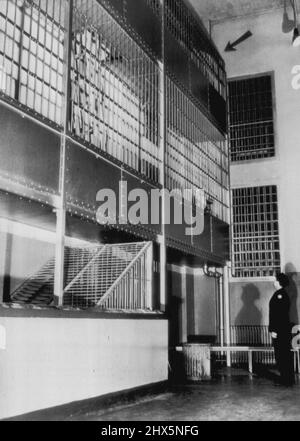 Dove Coy ha iniziato Riot su 'Rock' -- Guardia di prigione (non identificata) guarda in su alle barre (freccia), dove Convict Bernard Coy è salito, li allarga per entrare nella galleria di armi superiore e slug Guardia di prigione Bert Burch per ottenere l'arma e le chiavi per iniziare il radicamento. Maggio 5, 1946. (Foto di AP Wirephoto). Foto Stock