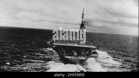 Come si guarda a Land on A Carrier -- Alined with the Deck, il 'Banshee' livella le sue ali, riceve il 'Roger' dal segnale ufficiale di atterraggio e si prepara a fuori i suoi motori su segnale dalla L.S.O. Ecco una visione d'occhio di un pilota di un vettore aereo quando entra a terra. Queste fotografie uniche sono state scattate da una macchina fotografica installata nel naso da Un aereo degli Stati Uniti 'Banshee' mentre si avvicinava e poi atterrava sul ponte degli Stati Uniti Essey. Il velivolo si livella al primo livello nel suo approccio, ottiene un 'taglio' dal segnale ufficiale di atterraggio, tocca giù e viene ad un atterraggio arrestato perfetto. Un'antenna Foto Stock