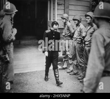 Head Bowed, questo ufficiale di polizia giapponese, lascia la stazione di Uraga Village, Giappone, tra le file dei Marines degli Stati Uniti, come il suo posto è posto sotto il controllo delle forze di occupazione. Ottobre 04, 1945. (Foto di AP Wirephoto). Foto Stock