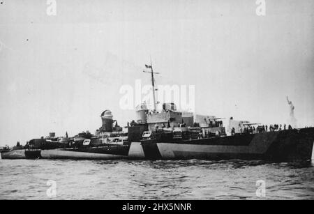 Super-Destroyer di Navy's New -- così potente che nell'ultima guerra sarebbe stato classificato come un incrociatore, la nuova classe di 2,200 tonnellate Allen M. Summer di super-cacciatorpediniere fa il suo arco fotografico. Pulita e pesantemente armata, la nuova nave da guerra impezza un pugno letale, combinato con la velocità di colpo un altro esempio di richieste di guerra -- nella ricerca eterna di più potere, più manovrabilità e più Impregnab (LIT). Marzo 11, 1944. (Foto di ACME). Foto Stock