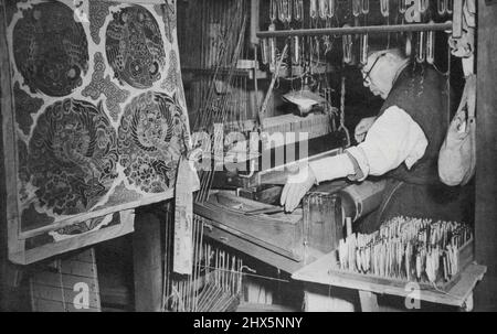Intoccato dalla guerra - Un operaio giapponese è visto nel suo negozio che lavora su un telaio antico, a sinistra dell'immagine può essere visto alcuni dei suoi lavori finiti. Mentre le bombe alleate caddero in tutta l'isola giapponese di Honshu, Kyoto, circa 230 miglia ad ovest di Tokyo - sperimentando non della rovina e ***** Causata da un attacco alleato, continuò la sua antica industria della seta, ***** uno dei più antichi dei suoi ***** la città, produce borse, ***** rivestimenti per pareti. Sono tutte decorate in seta e presentano molti squisiti disegni orientali. Novembre 12, 1945. (Foto di stampa associata). Foto Stock