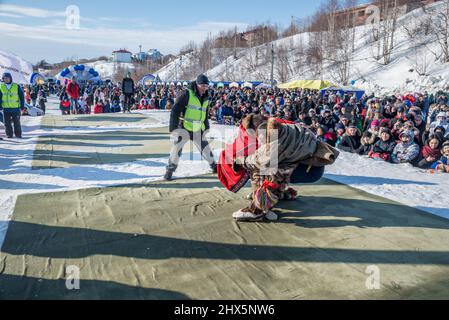 Tradizionale gara di wrestling Nenet al Reindeer Herders Festival a Salekhard, Yamalo-Nenets Autonomous Okrug, Russia Foto Stock