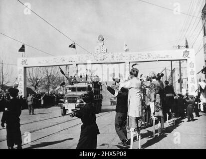 Liberati POW cinesi anti-comunisti -- i prigionieri di guerra cinesi anti-comunisti in Corea a bordo di una LST a Inchon sulla strada per Formasa dopo la loro recente liberazione. Gennaio 26, 1954. Foto Stock