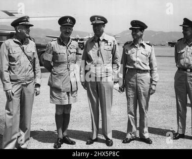 I comandanti senior delle Nazioni Unite si sono scambiati cortesie durante un recente incontro presso una base aerea australiana nel Giappone meridionale. Da sinistra, Vice-Ammiraglio Charles T. Joy, Cornav FE, Lt. Generale Sir Horace Robertson. C-in-C BCOF e Comandante amministrativo delle forze del Commonwealth britannico in Corea, Ammiraglio Arthur W. Radford Comandante-in-Capo, US Pacific Fleet, Group-Captain A.D. Charlton, comandante 919 (C) Wing, RAAW e Group-Captain R.A.C. Bardlay, consigliere aereo, Missione di collegamento del Regno Unito in Giappone. Giugno 1, 1951. Foto Stock