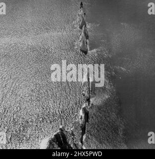 Vista aerea degli aghi -- una vista insolita di queste rocce all'estremità occidentale dell'isola di Wight, ben noto ai visitatori dal Nord America. Le navi passano gli aghi, e il faro alla punta, sulla loro strada fino al Solent a Southampton. Giugno 16, 1955. (Foto con fotocamera premere). Foto Stock