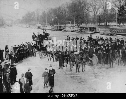 Inverno nei 'buoni-vecchi giorni' di quarant'anni fa: Un allenatore ND Six sul ghiaccio a Oxford -- il ben noto Jimmy Porter, il coachman, sul Tamigi ghiacciato a Oxford, con il suo allenatore e squadra di sei cavalli, durante un inverno del 1890. Gennaio 21, 1935. (Foto di Sport & General Press Agency, Limited). Foto Stock