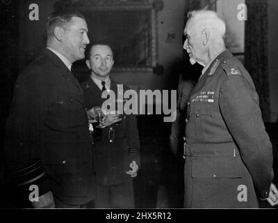 Il maresciallo di campo chiude le visite R.A.F. Comando dei combattenti -- Smut maresciallo di campo con il maresciallo d'aria Sir Trafford L. Leigh-Mallory, K.C.B., D.S.O., ufficiale d'aria che comanda in capo, comando dei combattenti. Sullo sfondo c'è l'ufficiale di collegamento polacco al comando dei combattenti. Ottobre 26, 1943. (Foto della fotografia ufficiale britannica). Foto Stock