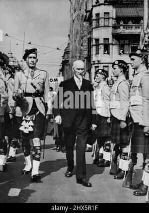 Libertà di Johannesburg per gli Smut -- lo statista sudafricano Jan Christian Smut (a destra) ispeziona una guardia d'onore delle truppe scozzesi transvaal a Johannesburg, prima di ricevere la libertà della città 23 maggio, alla vigilia del suo 80th compleanno. Ufficiale non identificato. Ultima immagine del veterano sudafricano States­man, campo Maresciallo Smuts, preso quando ha ispezionato lui guardia d'onore delle truppe scozzesi di Transvaal Johannesburg prima di ricevere la libertà della condizione di campo Maresciallo Smuts è segnalato per essere grave. Giugno 3, 1950. Foto Stock