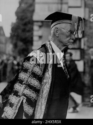 Field-Marshal Smuts at Cambridge -- 'Cambridge onora Field-Marshal Smuts. Un primo piano di Field-Marshal Smut, vestito con i suoi abiti, dopo la sua installazione come Cancelliere della Cambridge University. Field-Marshal Smuts è stato installato come Cancelliere della Cambridge University fino ad oggi (Giovedi), e ha conferito gradi onorari ad un certo numero di uomini illustri compreso, l'arcivescovo di York (Dr Cyrill Garbett), Sir Stafford Cripps, cancelliere dello scacchiere, e Winston Churchill. Giugno 10, 1948. (Foto di Reuterphoto) Foto Stock