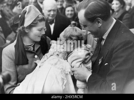 Il sig. Churchill's Grandchild Christistened -- il sig. Winston Churchill (sullo sfondo) guarda sopra come il piccolo Nicholas Soames bacia la sua sorella del bambino Emma Mary, che è tenuta dalla sig.ra Christopher Soames, precedentemente sig.ra Mary Churchill. Il capitano Soames è presto con sua moglie. Il sig. Winston Churchill ha fatto una visita a questo villaggio del Sussex per assistere alla cerimonia di battesimo del suo sesto nipote, Emma Mary, figlia infantile del sig. E della figlia della sig.ra Churchill, Mary, moglie del capitano Christopher Soames. Il capitano Soames è candidato parlamentare di Bedford. Novembre 6, 1949. Foto Stock