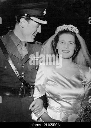 La signorina Mary Churchill indossa il capitano Christopher Soames alla St. Margaret's Church di Westminster, a Londra. La sposa e lo sposo arriveranno al Dorchester Hotel, a Londra, per il ricevimento di nozze, dopo la cerimonia alla chiesa di St. Margaret, a Westminster. Winston Churchill, leader britannico del tempo di guerra, guidò la sua figlia più giovane Miss Mary Churchill, all'altare della chiesa di St. Margaret, Westminster, Londra, quando fu sposata con il capitano Christopher Soames delle guardie del Coldstream, l'unico figlio del capitano Arthur Granville Soames, e con la sig.ra Charles Rhys. Febbraio 11, 1947. Foto Stock