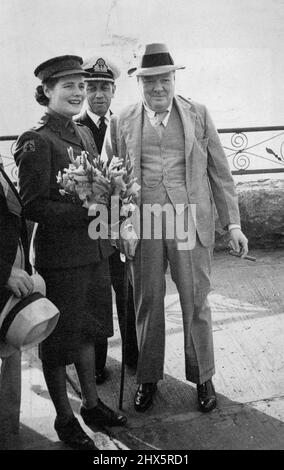 Il primo Ministro alle Cascate del Niagara -- Un mazzo di Gladiolus per Miss Churchill. Durante il suo viaggio verso gli Stati Uniti, il primo ministro ha trascorso due ore a Niagara. Visitò le cascate e fece un giro dei luoghi di bellezza locali sul lato canadese. È stato accompagnato dalla figlia Miss Mary Churchill ed è stato come rotondo dal Sig. Gen. C.F. Costantino dell'Esercito Canadese. La festa ha attraversato gli Stati Uniti in auto e si è riconfermata al treno speciale alla stazione delle Cascate del Niagara. Agosto 21, 1943. (Foto della fotografia ufficiale britannica). Foto Stock