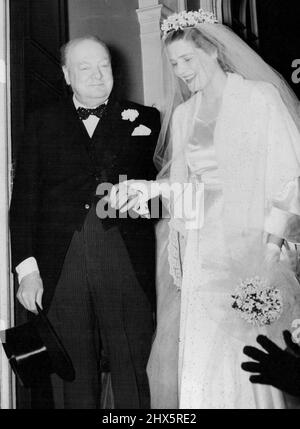 Mary Churchill Weds: Per non separarsi dal sigaro, anche in occasione del matrimonio di sua figlia, Winston Churchill lascia la sua casa a Hyde Park Gate, con sua figlia Mary per il matrimonio a St. Margaret's Westminster, questo pomeriggio, il 11 febbraio. Febbraio 11, 1947. (Foto di stampa associata). Foto Stock