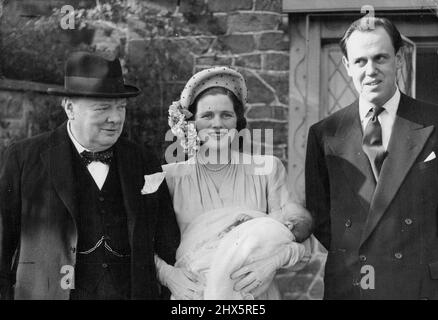 Churchill's Fifth Grandchild Christening -- il capitano e la sig.ra Christopher Soames, il sig. Winston Churchill e il recentemente-battezzato Arthur Nicholas Winston Soames hanno illustrato alla festa di Christening che ha seguito il servizio a Westerham fino ad oggi. (Domenica). Il signor e la signora Winston Churchill erano presenti a Westerham Church, Kent, oggi (domenica di Pasqua) per il battesimo del loro nipote, Arthur Nicholas Winston Soames, primo figlio della loro figlia Mary, che nel febbraio 1947 era sposata con il capitano Christopher Soames. Marzo 28, 1948. (Foto di Reuterphoto). Foto Stock