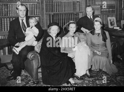 Emma Mary e i Godparents dopo il Christening oggi -- a sinistra di destra, il cappellotto Christopher Soames che tiene il suo figlio, Nicholas; la sig.ra Duncan Sandys, figlia di Winston Churchill; la signora Rupert Nevill, madrina del bambino, Emma Mary Somes? Andre de Staree, padrino del bambino, e la signora Christopher Soames, madre del bambino, oggi alla reception di Christening nella casa del Capitano G. Soames, a Sheffield Park, Fletching, Sussex. Il sig. Winston Churchill e la sig.ra Churchill hanno partecipato al battesimo di un nipote oggi (domenica) nella chiesa del 13th secolo a Fletching, Sussex. Foto Stock