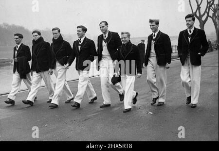 University Boat Race: L'equipaggio di Oxford arriva a Putney -- l'equipaggio di Oxford sul sentiero di alzaia prima della loro prima uscita. Il secondo da sinistra è A.R. Smith, l'australiano n° 2 nella barca di Oxford, Smith è di Melbourne G.S. e Merton. L'equipaggio dell'Università di Oxford ha ora preso i loro quartieri vicino a Londra per le fasi finali del loro addestramento sul Tamigi in preparazione per la gara annuale della barca contro Cambridge. Febbraio 28, 1951. (Foto di Sport & General Press Agency Ltd.). Foto Stock