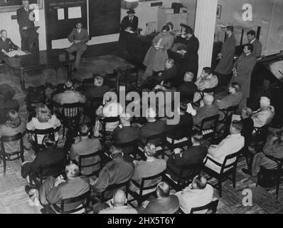 Scena d'asta al Royal Exchange dove Morna, taglierina Bermudan di Sir Claude Plowman, è stata passata oggi per il £5000. Questa camera era un tempo l'Albatroes Club, rendezvous dei capitani della barca a vela. Maggio 20, 1949. Foto Stock