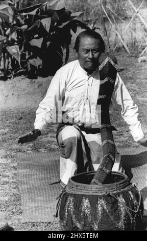 Saya Tin, un incantatore di serpenti, guarda un serpente mentre si alza dal suo cestino. Non deve mai togliere gli occhi. Maggio 18, 1949. (Foto di Henri Cartier-Bresson, Magnum Photos Inc.). Foto Stock