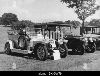 'Cavalcade of Cars' -- (da L a R) un 1906 Rolls Royce Silver Ghost e un 1913 Rolls Royce schierati per il Covalcade. Il R.A.C. Country Club festeggia il loro Giubileo d'Oro questo (1963) e un'automobilistica Covalcade si è svolta a Woodcote Park, Epsom, oggi, sabato. "Sotto gli alberi, i radiatori distintivi si sono fieri di una lunga fila." Luglio 27, 1953. (Foto di Fox Photos). Foto Stock