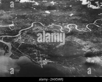 Nelle Filippine: Questa fotografia della città di Sasa a Mindanao è stata scattata prima di un pesante bombardamento da parte delle unità dell'aviazione militare far Eastern Air Force del generale Kenney. Questa è una delle prime immagini delle Filippine pubblicate sulla stampa. All'estrema sinistra dell'immagine si può vedere l'aeroporto di Sasa. Settembre 8, 1944. (Foto di far Eastern Air Force degli Stati Uniti). Foto Stock