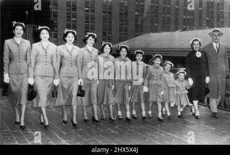 Tutte le ragazze. Ecco la famiglia Daniel o'Neil, di Jamaica Plain, Boston, Massachusetts (USA). Tutte e dieci le ragazze indossano abiti identici cuciti dalla signora o'Neil e dalle ragazze più anziane. Sono Jane 19, Barbara 18, Diane 16, Maureen 14, Evelyn 12, Virginia 9, Mary 8, Julie 7, Danielle 5 e Francesco 3. Deve essere stato male abbastanza pensare i nomi cristiani, ma che cosa costerà i matrimoni, padre? Aprile 18, 1952. Foto Stock